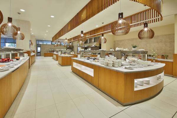 Buffetbereich im Maritim Hotel Paradise Blue Albena mit verschiedenen Speisen und Holzdekoration.