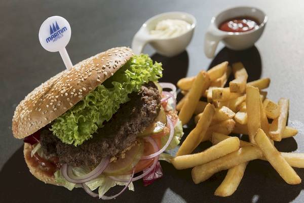 Burger und Pommes Frites im Maritim Hotel Paradise Blue Albena