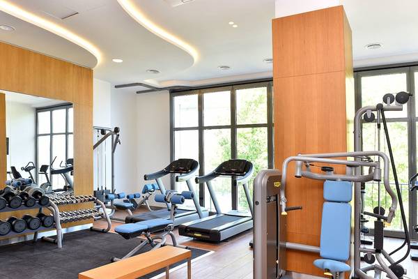 Fitness-Center im Maritim Hotel Paradise Blue Albena mit modernen Geräten und einer großen Fensterfront.