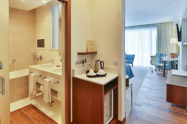 Innenansicht eines Hotelzimmers im Maritim Hotel Paradise Blue in Albena mit Badezimmer und Wohnbereich.