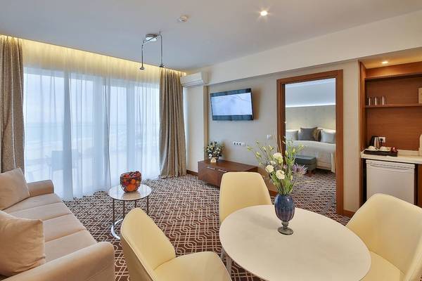Maritim Hotel Paradise Blue Albena - Wohnbereich mit Couch, Tisch und Fernseher