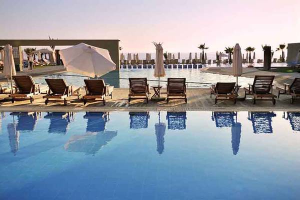 Pool-Lounge-Stühle am Capital Coast Resort & Spa