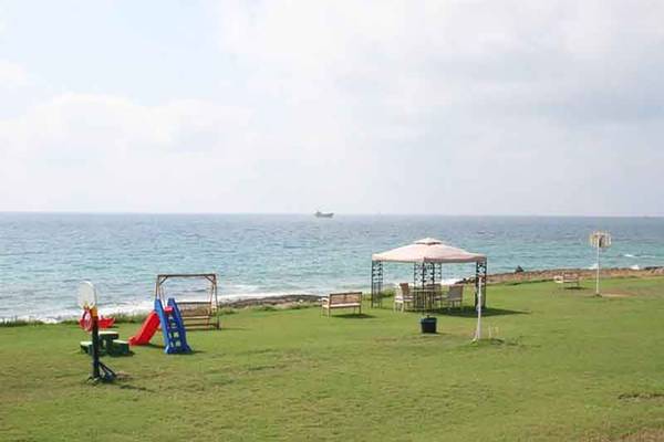 Kinderspielplatz am Strand des Capital Coast Resort & Spa mit Blick auf das Meer