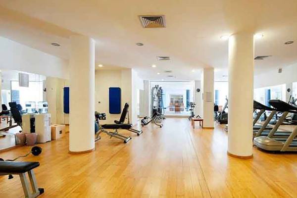 Fitnessstudio im Capital Coast Resort & Spa mit Holzboden und modernen Geräten.