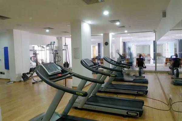 Fitness-Center im Capital Coast Resort & Spa mit mehreren Laufbändern und Trainingsgeräten.