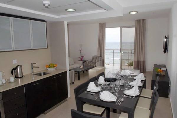 Speisezimmer mit Tisch, Stühlen und Meerblick im Capital Coast Resort & Spa.