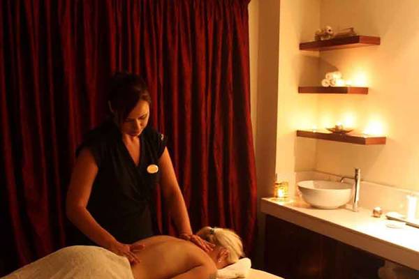 Eine Frau erhält eine Massage im Capital Coast Resort & Spa.