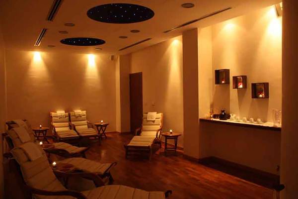 Ruhige Lounge im Capital Coast Resort & Spa mit weißen Sesseln und dekorativen Kerzen.