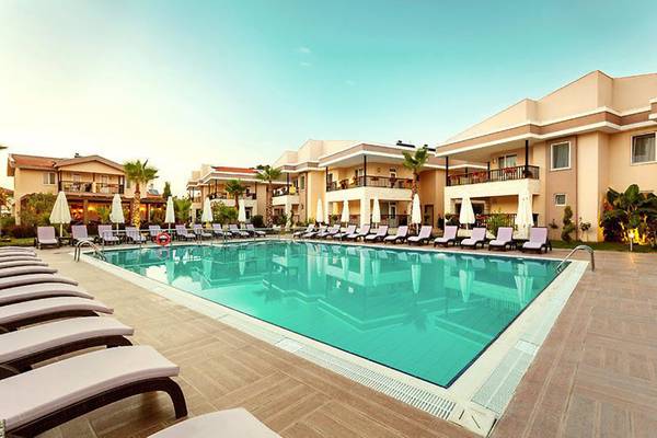 Außenpool des Turan Prince Hotels mit Loungeliegen und Sonnenschirmen