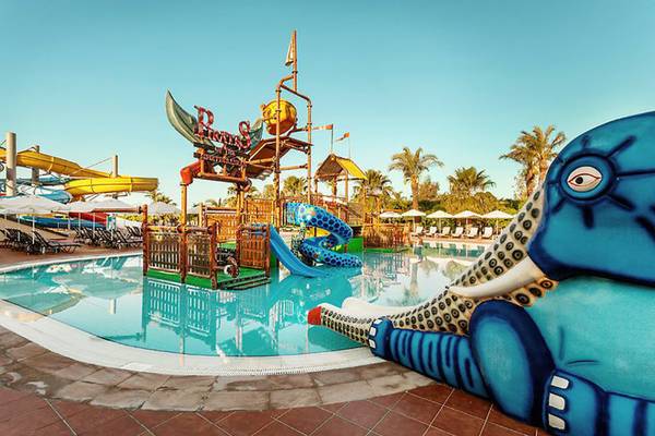 Wasserpark des Turan Prince Hotels mit Wasserrutschen und bunten Elefantenskulptur.