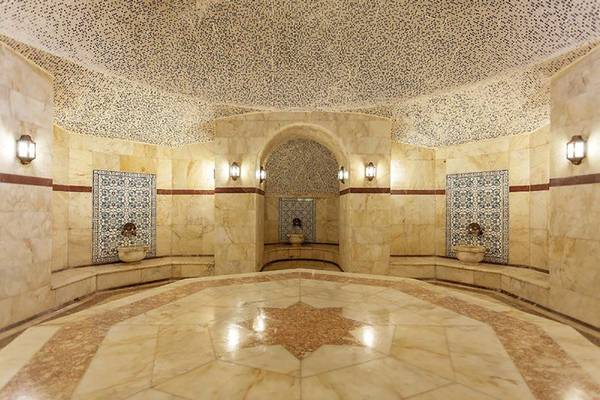 Innenansicht des Hamams im Turan Prince Hotel mit Marmorboden und dekorativen Wandfliesen