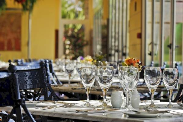 Restauranttisch im VIK Hotel San Antonio mit leeren Gläsern und Geschirr