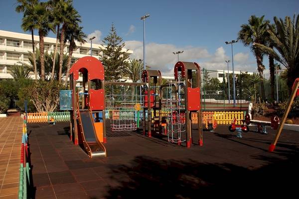 Kinderspielplatz im Freien vor dem VIK Hotel San Antonio mit Rutsche und Klettergerüst