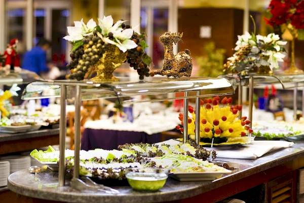Buffet-Tisch im VIK Hotel San Antonio mit verschiedenen Gerichten und Dekorationen.