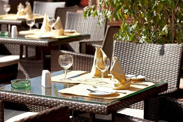 Ein Tisch im Restaurant des Le Meridien N'Fis Hotels, mit gedeckten Plätzen und gelben Servietten.