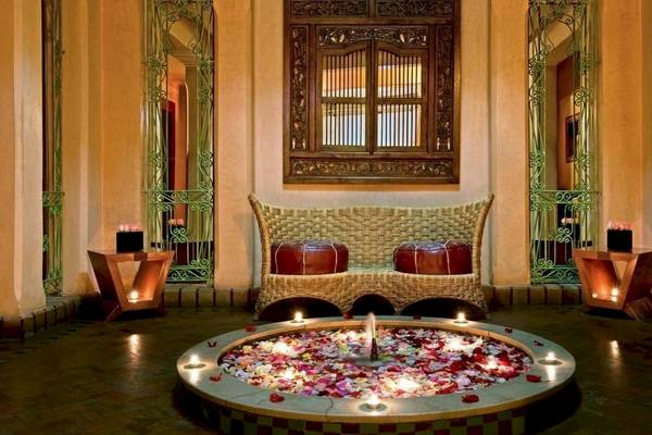 Loungebereich des Le Meridien N'Fis Hotels mit einer Blumen- und Kerzendekoration