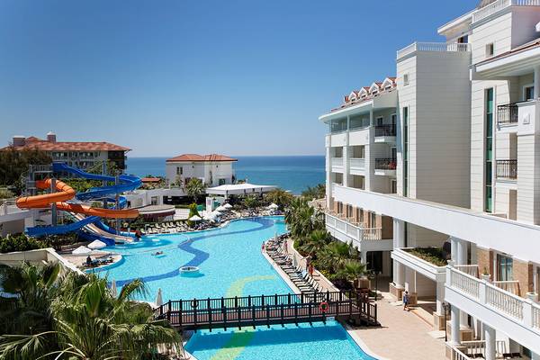 Außenansicht des Alba Queen Hotels mit Swimmingpool und Wasserrutschen