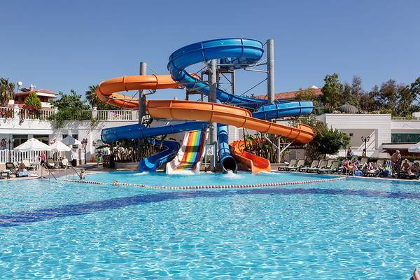 Wasserrutsche im Alba Queen Hotel mit blauer und oranger Rutsche.