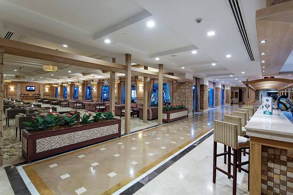 Innenbereich des Alba Queen Hotels mit Sitzbereichen, Pflanzen und Bar
