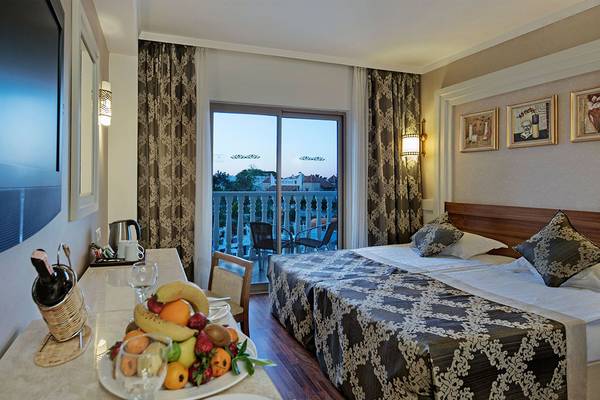 Hotelzimmer im Alba Queen mit Blick auf den Balkon und Frühstückstablett