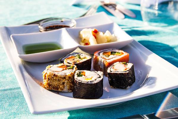 Teller mit verschiedenen Sushi-Rollen und Soße, serviert im Hotel Alba Queen.
