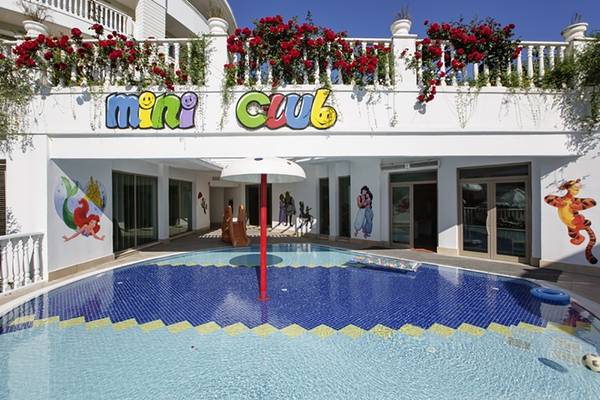 Kinderpool im Alba Queen Hotel mit buntem Mini Cub Schild und bunten Wandmalereien.