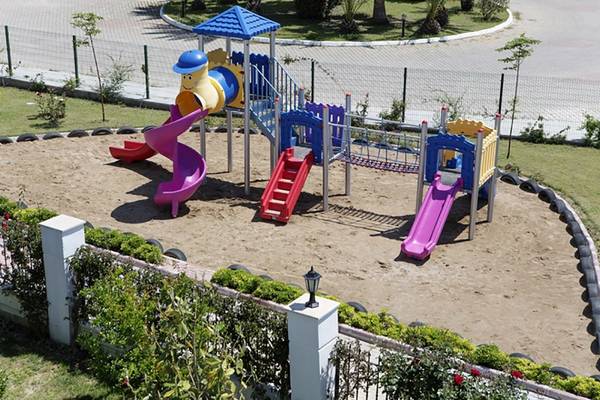 Kinderspielplatz im Alba Queen Hotel mit Rutschen und Klettergerüst.