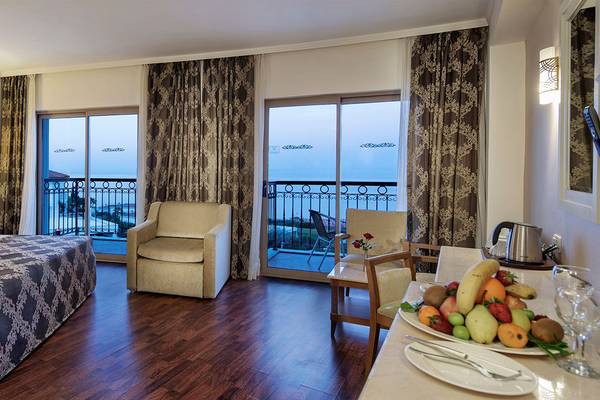 Hotelzimmer im Alba Queen Hotel mit Blick auf den Balkon und das Meer.