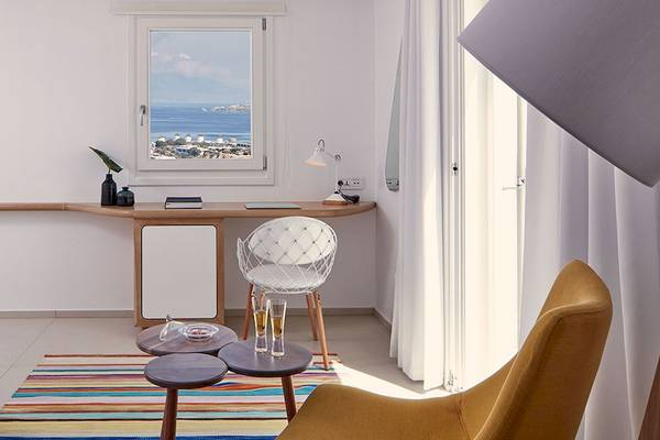 Innenansicht eines Zimmers im Myconian Kyma Hotel mit Blick auf das Meer