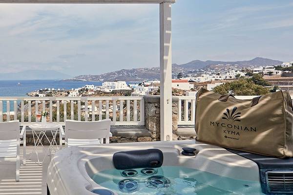 Meinconian Kyma Hotel Balkon mit Whirlpool und Meerblick