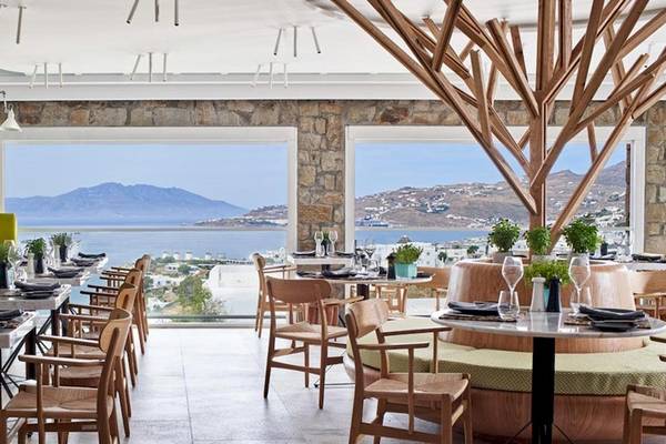 Innenraum des Myconian Kyma Hotels mit Blick auf das Meer und Berge