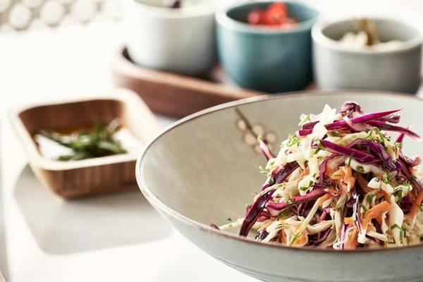 Ein Salatschüssel des Myconian Kyma Hotels mit rotkohl und Karottensalat