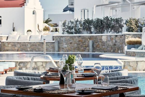 Myconian Kyma Hotel mit Esstischen und Gläsern am Pool