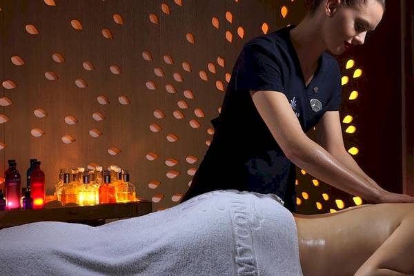 Eine Frau im Myconian Kyma Hotel erhält eine Massagetherapie.