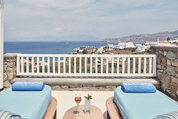 Terrasse im Myconian Kyma Hotel mit Blick auf das Meer und die Stadt
