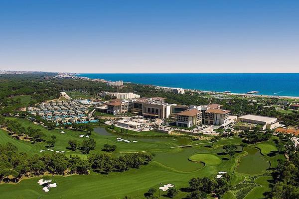 Luftaufnahme des Regnum Carya Golf & Spa Resorts mit Blick auf den Golfplatz und das Meer.