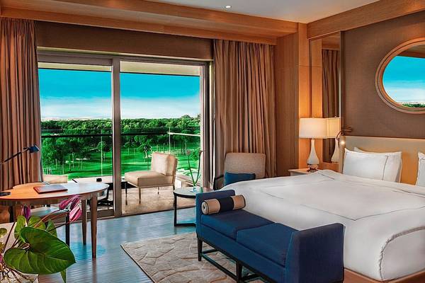 Hotelzimmer im Regnum Carya Golf & Spa Resort mit Blick auf den Golfplatz