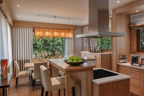Moderne Küche im Regnum Carya Golf & Spa Resort mit Esstisch und fließendem Wasser.