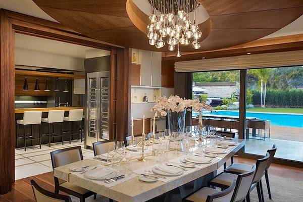 Regnum Carya Golf & Spa Resort Speisezimmer mit großem Tisch, Poolsicht und moderner Einrichtung.