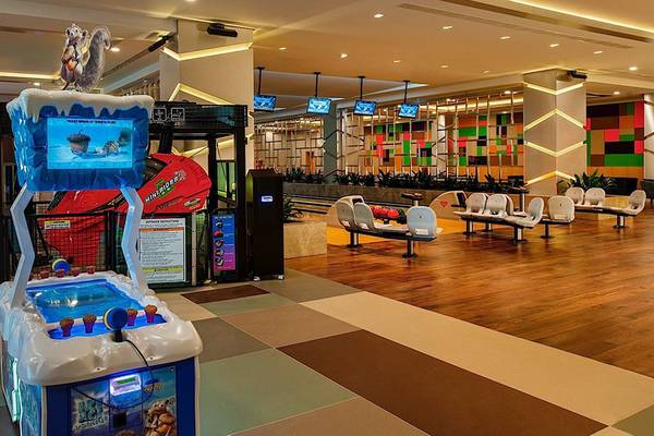 Spielhalle im Regnum Carya Golf & Spa Resort mit Bowlingbahnen und Spielgeräten.