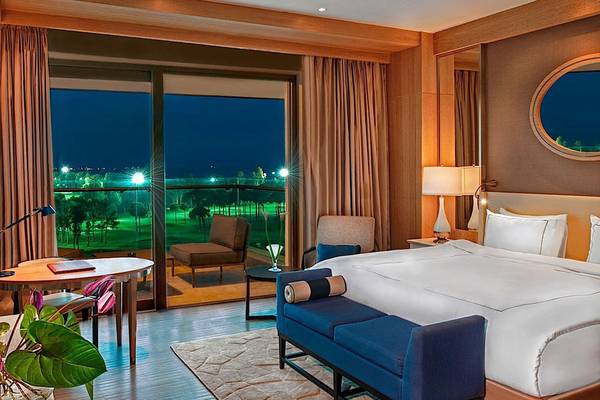 Regnum Carya Golf & Spa Resort Zimmer mit Blick auf Golfplatz bei Nacht