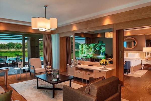 Wohnzimmer im Regnum Carya Golf & Spa Resort mit Blick auf den Pool.