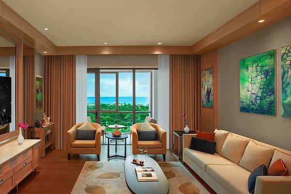 Wohnzimmer des Regnum Carya Golf & Spa Resorts mit Blick auf das Meer.