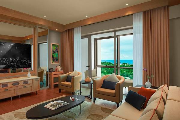 Wohnbereich des Regnum Carya Golf & Spa Resorts mit Blick auf das Meer.