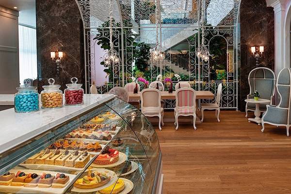 Regnum Carya Golf & Spa Resort Hotel Innenraum mit Kuchentheke und Esstisch