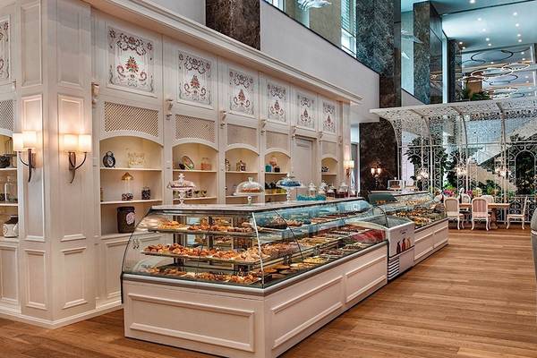 Inneneinrichtung des Regnum Carya Golf & Spa Resorts Hotel mit einer Bäckerei und einem Essbereich.