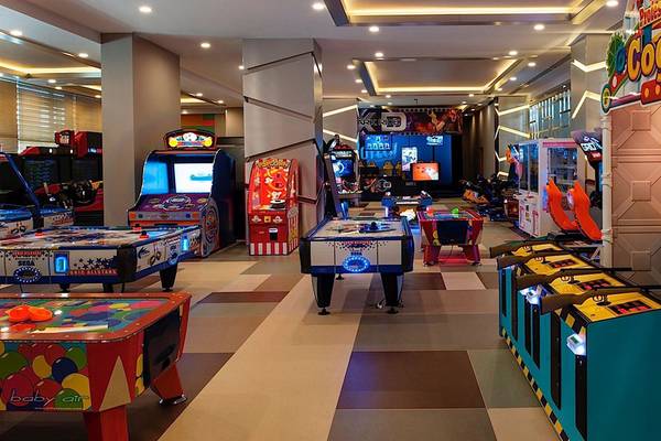 Regnum Carya Golf & Spa Resort Spielhalle mit bunten Spielen und Tischfußballtischen.