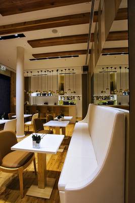 Der Innenraum des Portugal Boutique Hotels zeigt ein modernes Design mit weißen Möbeln und hängenden Lampen.