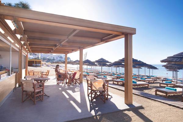Terrasse des Mitsis Blue Domes Resort & Spa mit Blick auf den Strand