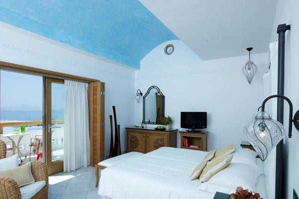 Schlafzimmer im Mitsis Blue Domes Resort & Spa mit Blick auf den Ozean